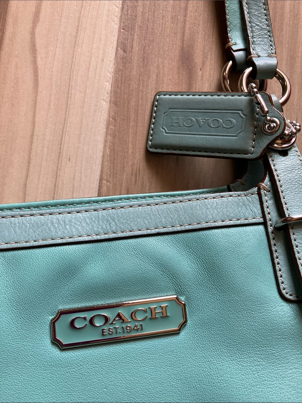 COACH GALLERY NORTH SOUTH TOTE EXCELLENT CONDITION